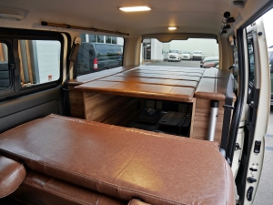 ハイエースバン新車アウトレットディーゼル4WD　丸目カスタム　ネオクラシック