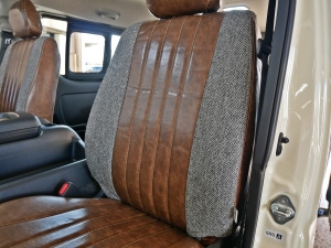 ハイエースバン特設カラーライトイエロー　安全装備付き