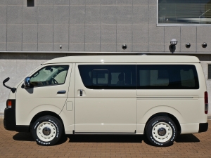 ハイエースバン特設カラーライトイエロー　安全装備付き