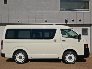 ハイエースバン特設カラーライトイエロー　安全装備付き