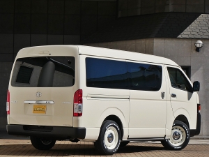 ハイエースバン特設カラーライトイエロー　安全装備付き