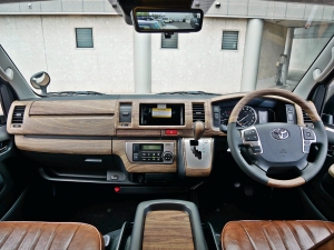ハイエースバンディーゼル4WD　丸目カスタム　ネオクラシック