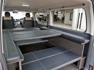 ハイエースバン新車アウトレットディーゼル4WD　丸目カスタム　ネオクラシック