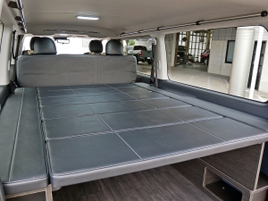 ハイエースバン新車アウトレットディーゼル4WD　丸目カスタム　ネオクラシック