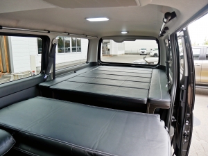 ハイエースバン新車アウトレットディーゼル4WD　丸目カスタム　ネオクラシック