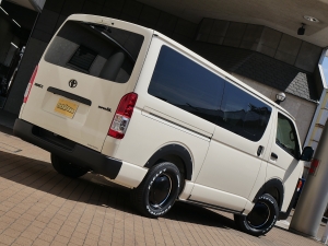 ハイエースバン新車アウトレットディーゼル4WD　丸目カスタム　ネオクラシック