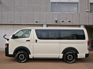 ハイエースバン新車アウトレットディーゼル4WD　丸目カスタム　ネオクラシック