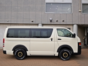 ハイエースバン新車アウトレットディーゼル4WD　丸目カスタム　ネオクラシック
