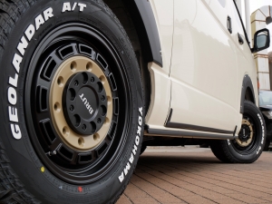 ハイエースバン新車アウトレットディーゼル4WD　丸目カスタム　ネオクラシック