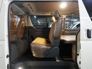 ハイエースバンディーゼル4WD　丸目カスタム　ネオクラシック