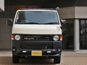 ハイエースバン新車アウトレットディーゼル4WD　丸目カスタム　ネオクラシック