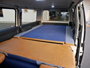 ハイエースバン新車アウトレットディーゼル4WD　丸目カスタム　ネオクラシック