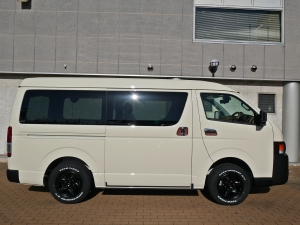 ハイエースバン特設カラーライトイエロー　安全装備付き