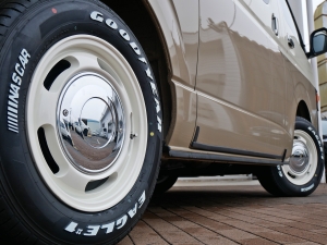 ハイエースバンディーゼル4WD　丸目カスタム　ネオクラシック