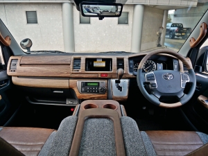 ハイエースバン新車アウトレットディーゼル4WD　丸目カスタム　ネオクラシック