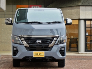 キャラバンステルスグレー　ベッド　車中泊