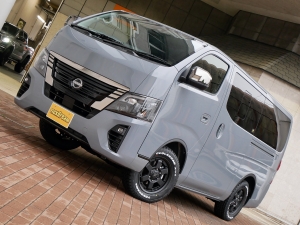 キャラバンステルスグレー　ベッド　車中泊