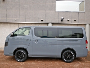 キャラバンステルスグレー　ベッド　車中泊