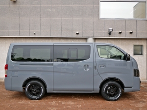 キャラバンステルスグレー　ベッド　車中泊