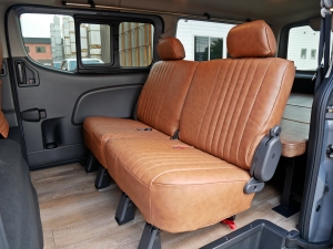 キャラバンステルスグレー　ベッド　車中泊