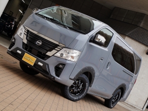 キャラバンステルスグレー　ベッド　車中泊