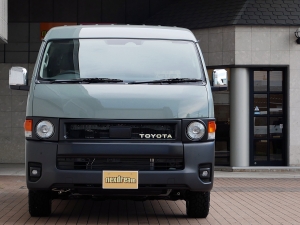 ハイエースバン９型ハイエース　丸目カスタム　ベッド付き