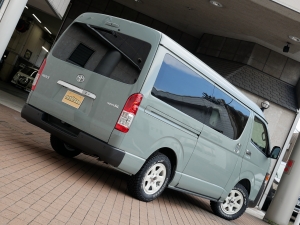 ハイエースバン９型ハイエース　丸目カスタム　ベッド付き