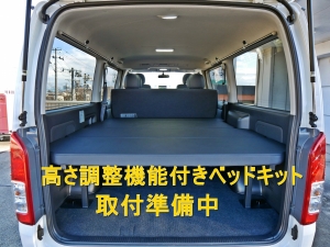 ハイエースバン９型ハイエース　丸目カスタム　ベッド付き