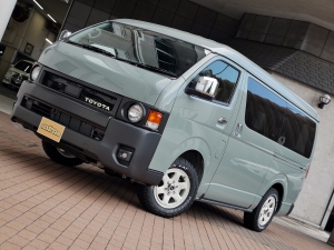 ハイエースバン９型ハイエース　丸目カスタム　ベッド付き