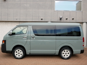 ハイエースバン９型ハイエース　丸目カスタム　ベッド付き