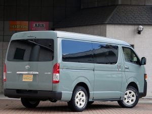 ハイエースバン９型ハイエース　丸目カスタム　ベッド付き