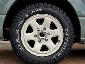ハイエースバン９型ハイエース　丸目カスタム　ベッド付き