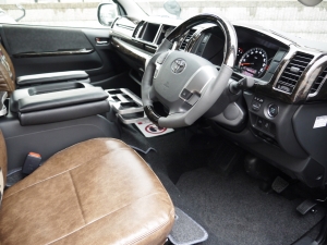 ハイエースワゴン車中泊　新車カスタム　スライドレール　ベッドキット