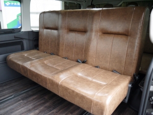 ハイエースワゴン車中泊　新車カスタム　スライドレール　ベッドキット