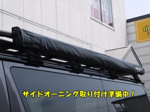 ハイエースバン丸目カスタム　イエロー　ネオクラシック
