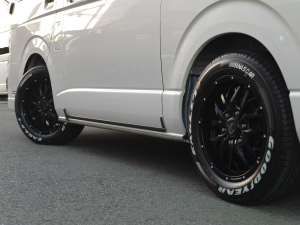 ハイエースワゴン１０人乗り　新車カスタム