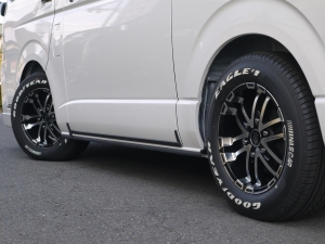 ハイエースワゴン１０人乗り　新車カスタム