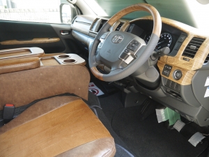 ハイエースバン丸目カスタム　ライトイエロー　ネオクラシック
