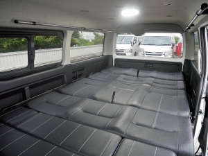 ハイエースワゴン１０人乗り　新車カスタム