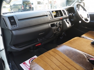 ハイエースバンDX　4WD　ディーゼル　丸目