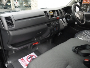 ハイエースバンDX　4WD　ディーゼル　丸目