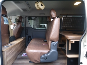 ハイエースバン特設カラーライトイエロー　安全装備付き