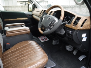 ハイエースバンディーゼル4WD　丸目カスタム　ネオクラシック