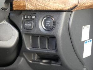 ハイエースバン新車アウトレットディーゼル4WD　丸目カスタム　ネオクラシック