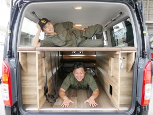 ハイエースバン新車アウトレット丸目カスタム　　ネオクラシック