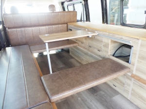 ハイエースバン新車アウトレットスパロン　4WD　ディーゼル