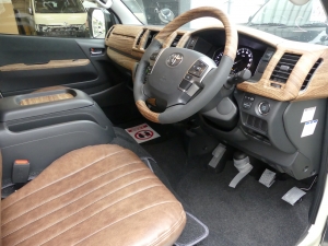 ハイエースバンディーゼル4WD　丸目カスタム　ネオクラシック