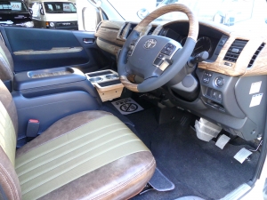ハイエースバンディーゼル4WD　丸目カスタム　ネオクラシック