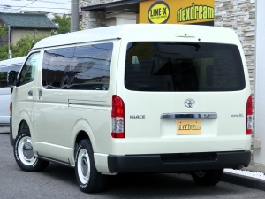 ハイエースバン特設カラーライトイエロー　安全装備付き