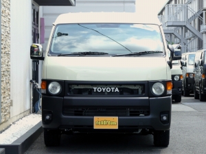 ハイエースバン特設カラーライトイエロー　安全装備付き